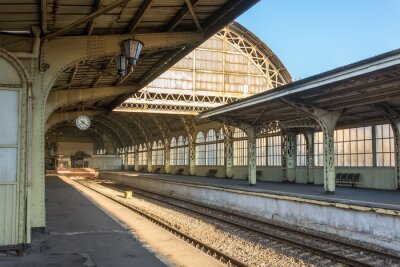 Oud station met een platformklok leeg zonder mensen.