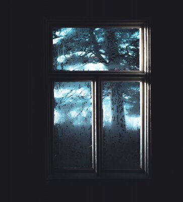Oud venster met mystiek licht