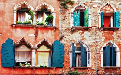 oude bakstenen muur met ramen