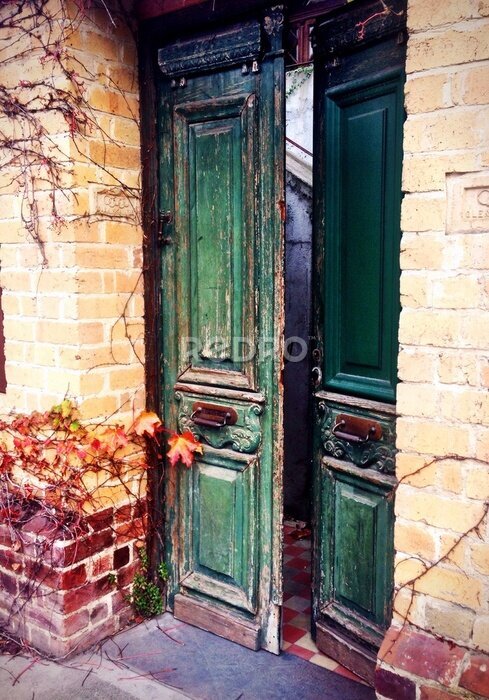 Poster oude deur geopend