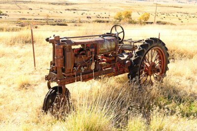 Poster Oude, roestige, verlaten tractor