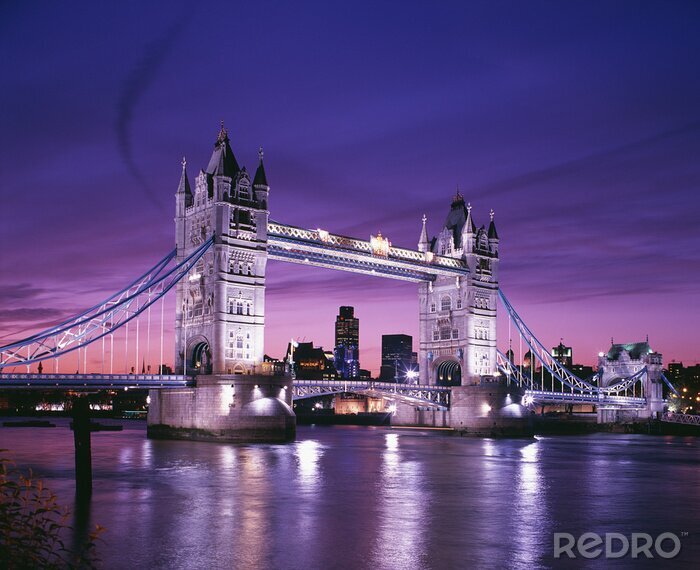 Poster Paarse lucht boven de Tower Bridge