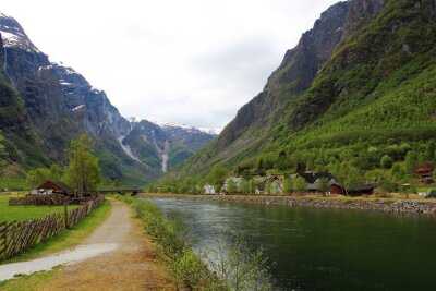 Pad en rivier tussen de bergen