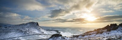 Panorama van bergen met een witte laag sneeuw