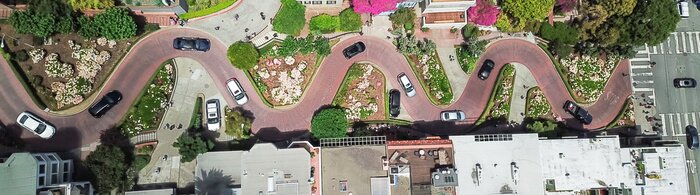 Poster Panoramamening lucht Lombard Straat, een oost-west straat in San Francisco, Californië. Beroemd voor steile gedeelten van één blok met acht haarspeldbochten. Crookedest, steile heuvels, scherpe bochte