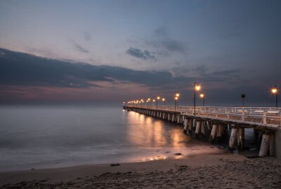 Pier bij licht van lantaarns