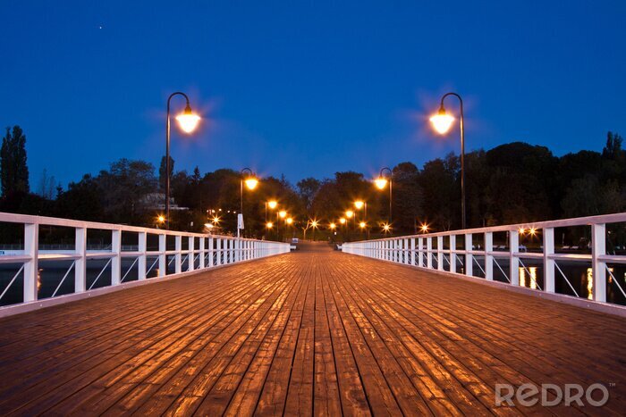 Poster Pier met brandende lantaarns