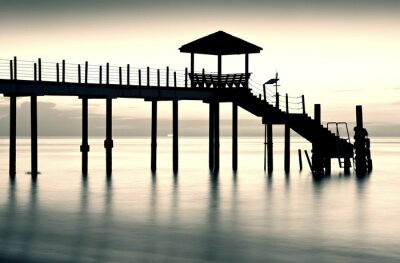 Pier met trappen naar de zee