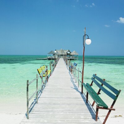 Pier tegen de achtergrond van een groene zee