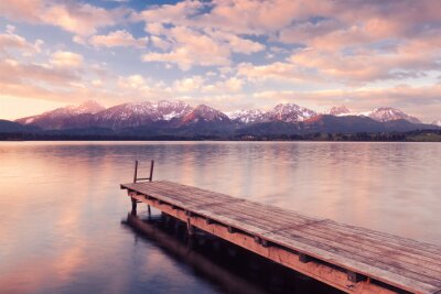 Pier tegen de achtergrond van hoge bergen