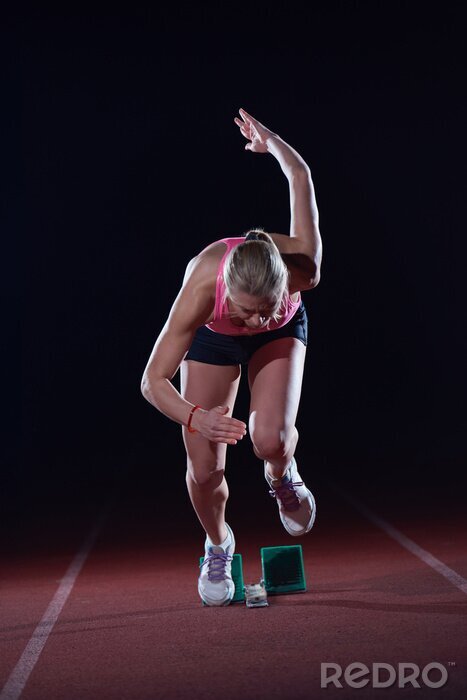 Poster pixelated ontwerp van de vrouw sprinter startblokken verlaten
