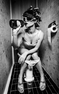 Poster Portret van een vrouw op toilet