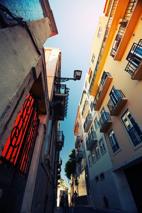Poster Portugal Lissabon straat met perspectief