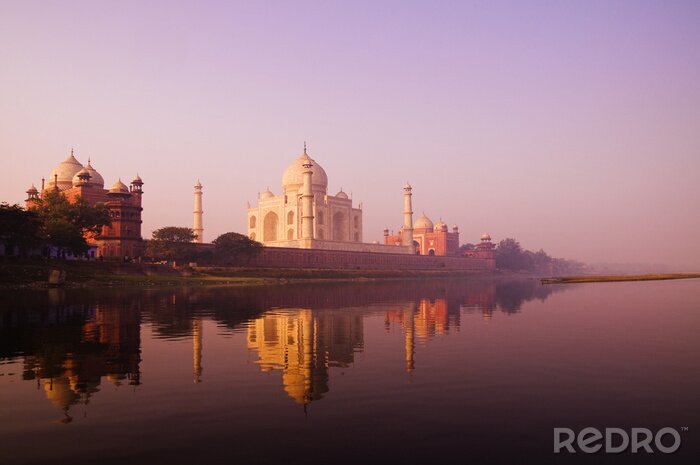 Poster Prachtige landschap van Taj Mahal en een lichaam van Water