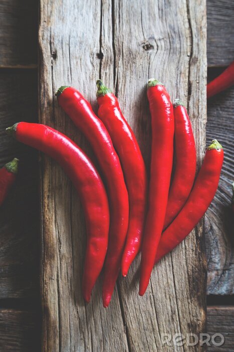 Poster Red hot chili peppers op een houten achtergrond
