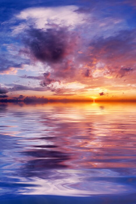 Poster Reflectie van de gekleurde lucht in het water