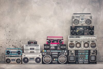 Poster Retro old school design getto blaster boombox stereo radio cassettebandrecorders toren van circa 1980 voorste betonnen muur achtergrond. Vintage stijl gefilterde foto