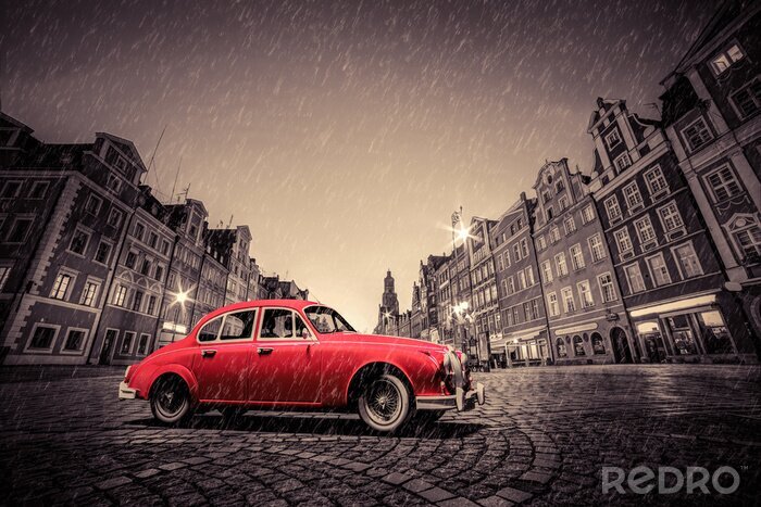 Poster Retro rode auto op geplaveide historische oude stad in de regen. Wroclaw, Polen.