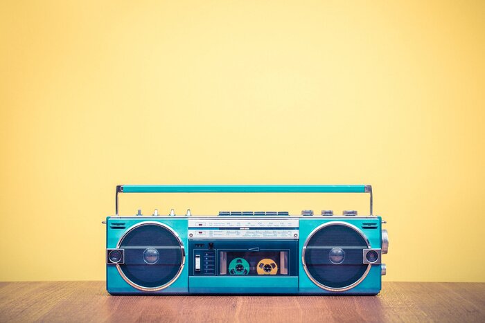 Poster Retro verouderde draagbare stereo mint groene radio cassette recorder van 80s voor geel achtergrond. Vintage oude stijl gefiltreerde foto