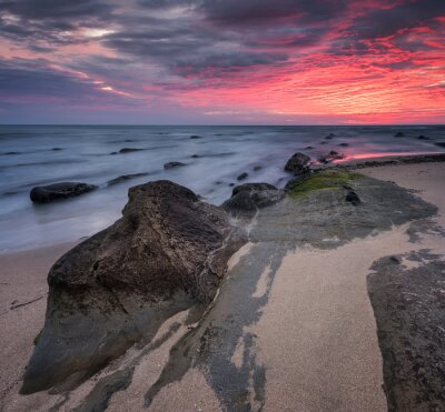 Poster Rocky zonsopgang. Prachtige zonsopgang uitzicht op de Zwarte Zee kust, Bulgarije.