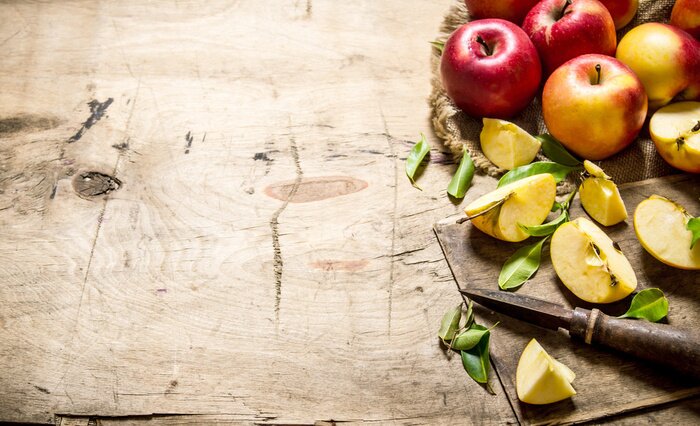 Poster Rode appels gesneden met een mes. Vrije ruimte voor tekst.