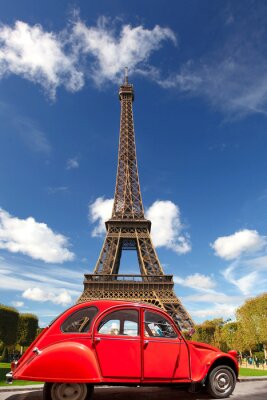 Rode auto op de achtergrond van de Eiffeltoren