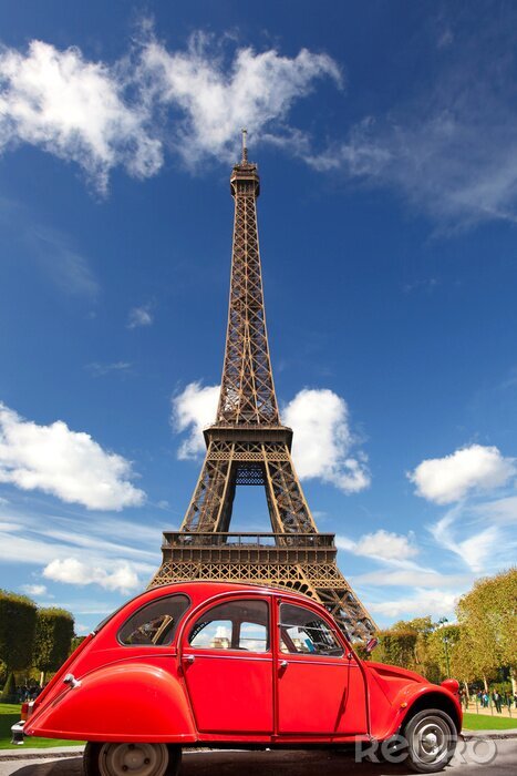 Poster Rode auto op de achtergrond van de Eiffeltoren