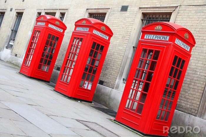 Poster Rode telefooncellen onder het gebouw