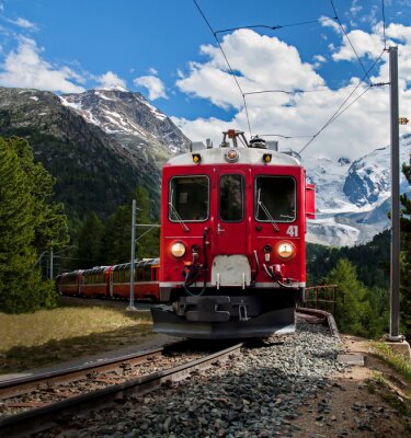 Rode trein in de bergen