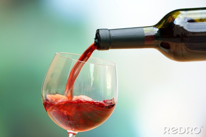 Poster Rode wijn het gieten in wijnglas, close-up