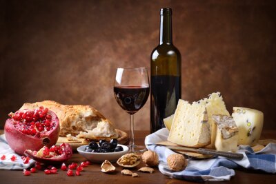 Poster Rode wijn, kaas, walnoten, olijven, granaatappel en brood