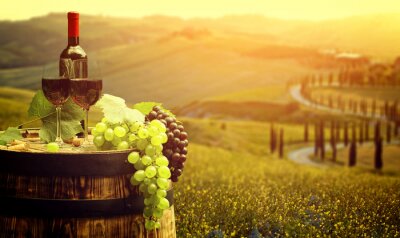 Poster Rode wijn met vat op wijngaard in groene Toscane, Italië