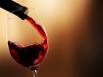 Rode wijn schenkend in een glas