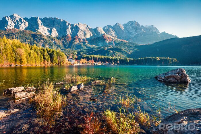 Poster Rotsachtige bergen en een meer