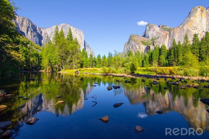 Poster Rotsachtige bergen, groen en meer