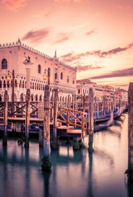 Roze zonsondergang in Venetië