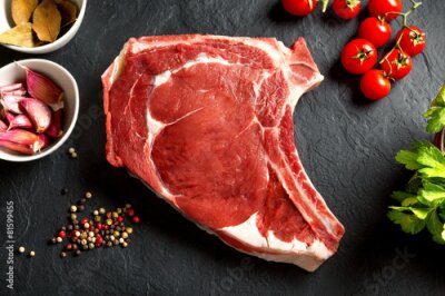 Poster Runderentrecote op een donkere snijplank