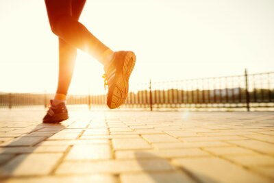 Poster Runner voeten die op de weg close-up op schoen. vrouw fitness sunri