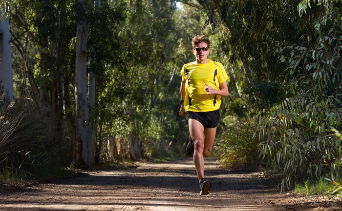 Poster Running man in de natuur