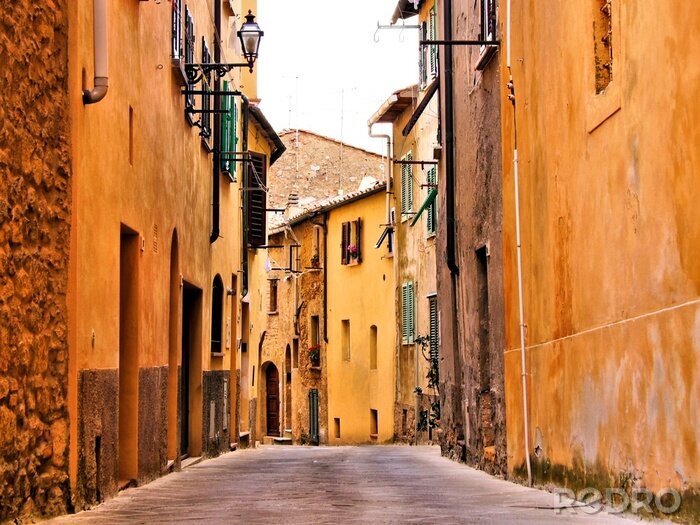 Poster Rustieke middeleeuwse straat in een stad in Toscane, Italië