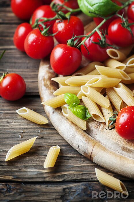Poster Ruwe intergal pasta met verse tomaat en basilicum