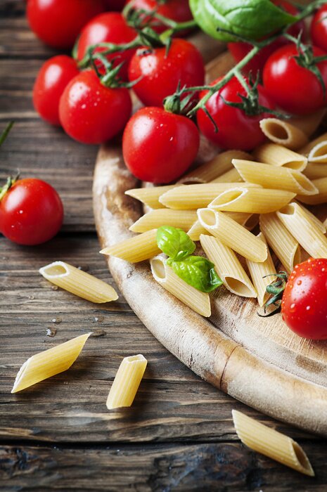 Poster Ruwe intergal pasta met verse tomaat en basilicum