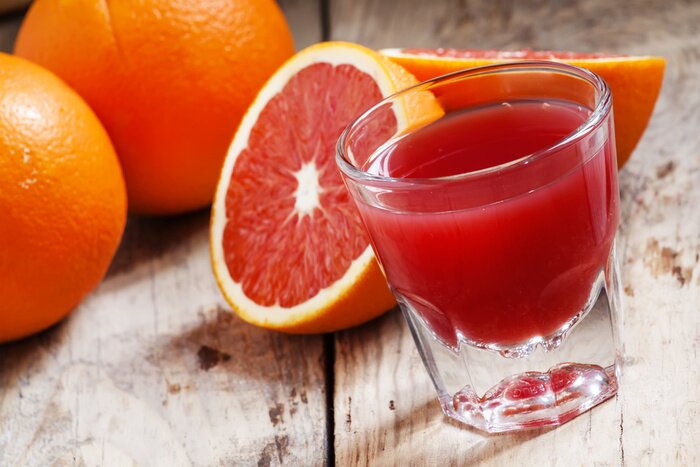 Poster Sap van rode Siciliaanse sinaasappelen in een grote glazen, selectieve aandacht