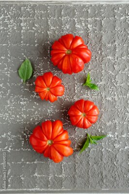 Poster Sappige rode tomaten op een grijze achtergrond