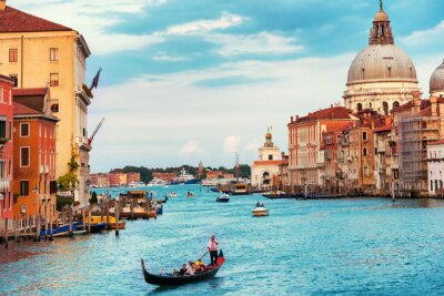 Schilderachtig water in het Venetiaanse kanaal