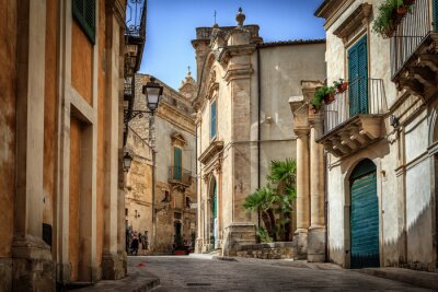 Schilderachtige straat in Ragusa, Sicilië, Italië