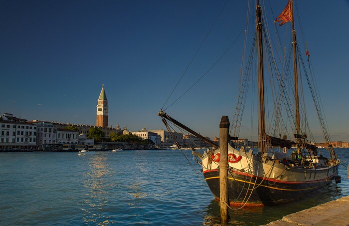 Poster Schip in haven- en stadszicht