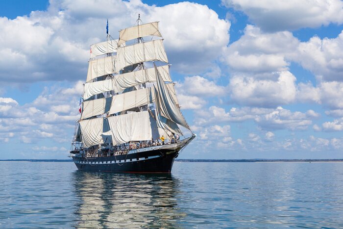 Poster Schip met zeilen op het water