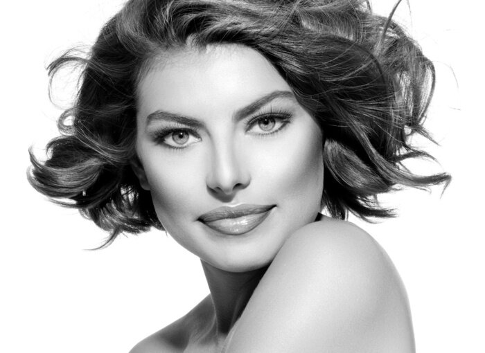 Poster Schoonheid jonge vrouw zwart-wit portret. Kort krullend haar