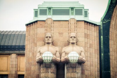 Poster Sculpturen op de gevel van het centraal station van Helsinki